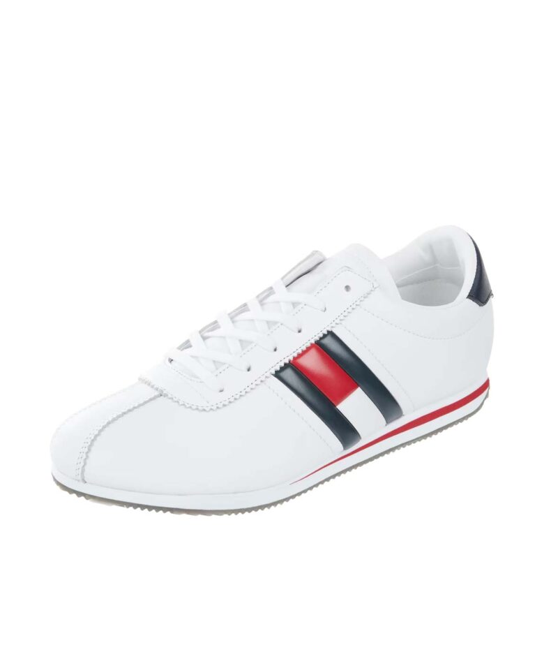 Trainers in white with black swoosh